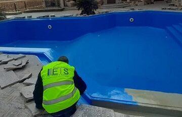 عزل حمام السباحة الحديث يظهر في هذه الصورة عزل حمام سباحة باستخدام مادة البولي يوريا النقية. البولي يوريا النقية هي مادة حديثة ذات خصائص مقاومة عالية للتسرب والعوامل الجوية. تتمتع البولي يوريا النقية بالعديد من المزايا التي تجعلها الخيار الأفضل للعزل، بما في ذلك: مقاومة عالية للتسرب: تمنع البولي يوريا النقية تسرب الماء من حمام السباحة. مقاومة عالية للعوامل الجوية: تحمي البولي يوريا النقية حمام السباحة من التآكل والعوامل الجوية. عمر طويل: تتمتع البولي يوريا النقية بعمر طويل، مما يوفر لك قيمة جيدة مقابل المال. سهولة التركيب: تتمتع البولي يوريا النقية بسهولة التركيب، مما يجعلها خيارًا رائعًا للأشخاص الذين لا يرغبون في التعامل مع عمليات العزل المعقدة. إذا كنت تبحث عن أفضل طريقة لعزل حمام السباحة الخاص بك، فإن البولي يوريا النقية هي الخيار الأفضل لك. تتمتع هذه المادة بالعديد من المزايا التي تجعلها الخيار الأفضل للعزل، بما في ذلك مقاومة التسرب العالية، ومقاومة العوامل الجوية، وعمر طويل، وسهولة التركيب. فوائد عزل حمام السباحة هناك العديد من الفوائد التي تعود على حمام السباحة عند عزله، وتشمل هذه الفوائد: منع تسرب الماء من حمام السباحة. الحفاظ على درجة حرارة الماء في حمام السباحة ثابتة. حماية حمام السباحة من العوامل الجوية المختلفة. إطالة عمر حمام السباحة. توفير المال على فواتير المياه والكهرباء. تحسين صحة وسلامة حمام السباحة. إذا كنت تبحث عن طريقة لتحسين حمام السباحة الخاص بك، فإن عزل حمام السباحة هو أحد أفضل الطرق التي يمكنك القيام بها. تتمتع هذه العملية بالعديد من الفوائد التي تعود على حمام السباحة، بما في ذلك مقاومة التسرب العالية، ومقاومة العوامل الجوية، وعمر طويل، وسهولة التركيب، وفوائد صحية.