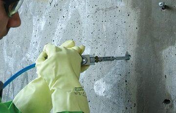 alt="عملية حقن بانظمة العزل السالب العزل باستخدام المواد الراتنجية التي تعمل بالحقن لمعالجة تسريب مياه"