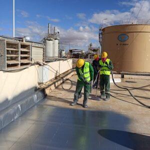 فني عزل مائي وحراري خبير يعمل على عزل منشأة صناعية، باستخدام مواد عالية الجودة وأدوات متطورة لضمان أفضل النتائج.