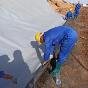 تثبيت وفحص أطراف غشاء التبطين HDPE في مشروع شركة خالدة للبترول - تنفيذ شركة ETS.