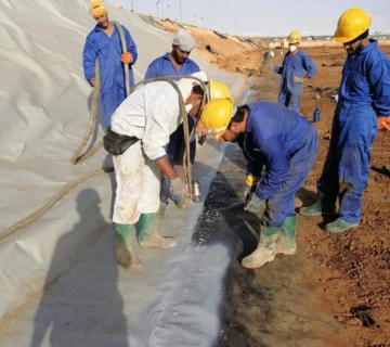 تنفيذ الرش الحراري لمادة البولي يوريا (Polyurea) فوق أغشية العزل في مشروع شركة خالدة للبترول.