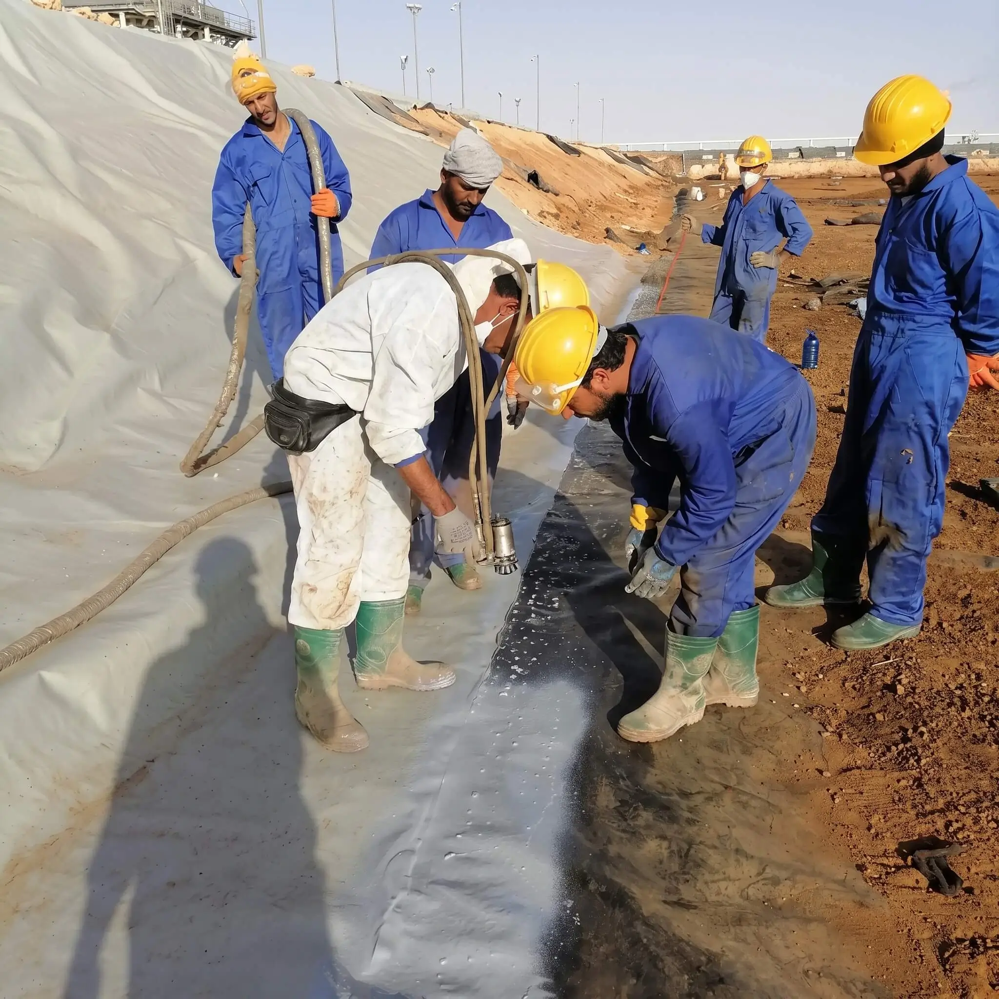 تنفيذ الرش الحراري لمادة البولي يوريا (Polyurea) فوق أغشية العزل في مشروع شركة خالدة للبترول.